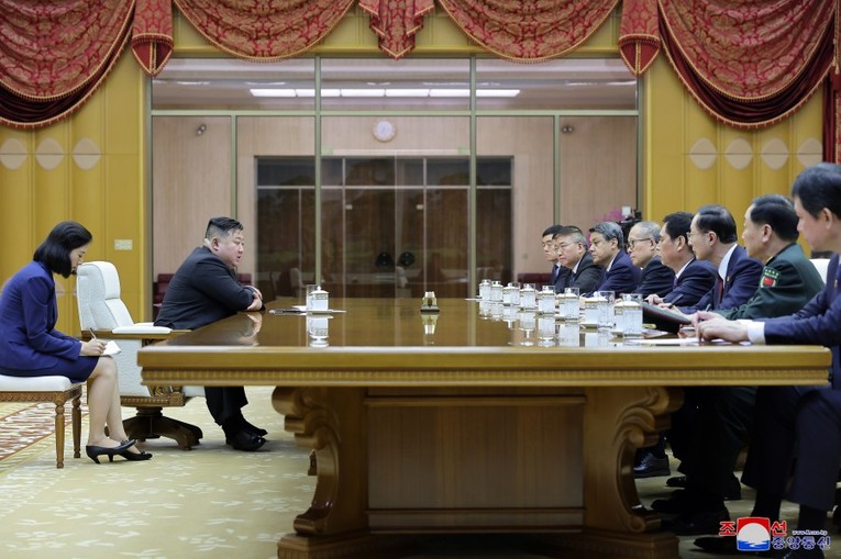 &Ocirc;ng Kim Jong Un tiến h&agrave;nh thảo luận với ph&aacute;i đo&agrave;n Trung Quốc ng&agrave;y 28/7. Ảnh: KCNA