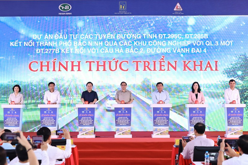 Thủ tướng Ch&iacute;nh phủ Phạm Minh Ch&iacute;nh c&ugrave;ng c&aacute;c đại biểu bấm n&uacute;t khởi c&ocirc;ng 3 dự &aacute;n đường kết nối. Ảnh: VGP