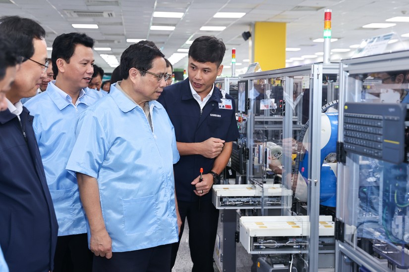 Thủ tướng Phạm Minh Ch&iacute;nh tham quan d&acirc;y chuyền sản xuất thiết bị điện tử của Samsung. Ảnh: VGP