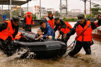 Trung Quốc cảnh báo đỏ về mưa lớn, lũ lụt sau bão Doksuri