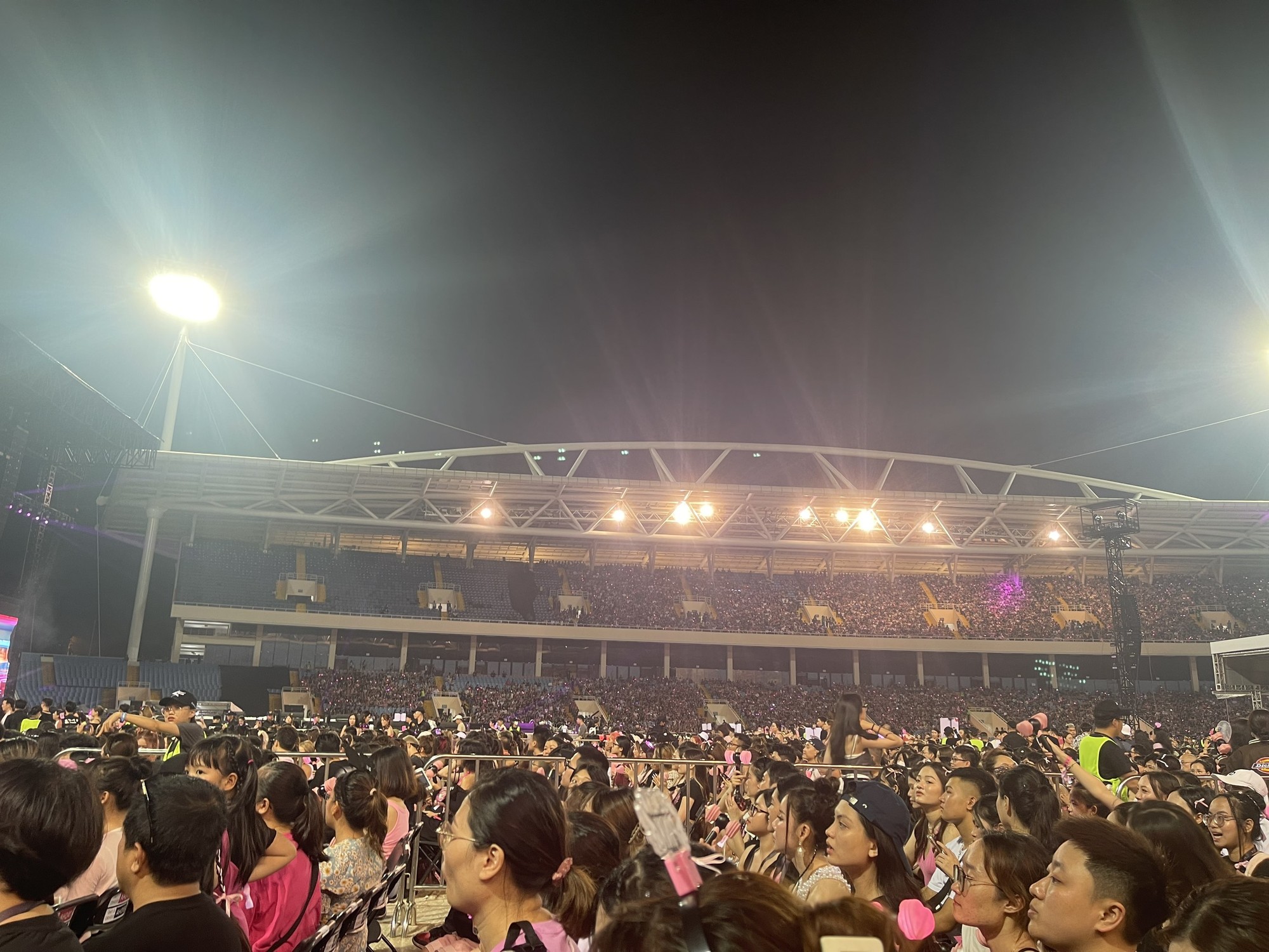 V&igrave; vậy rất đ&ocirc;ng người h&acirc;m mộ đ&atilde; sẵn s&agrave;ng chi cả chục triệu đồng để mua v&eacute; xem thần tượng. Đặc biệt v&eacute; concert tại Việt Nam c&oacute; gi&aacute; cao nhất trong khu vực ch&acirc;u &Aacute;.