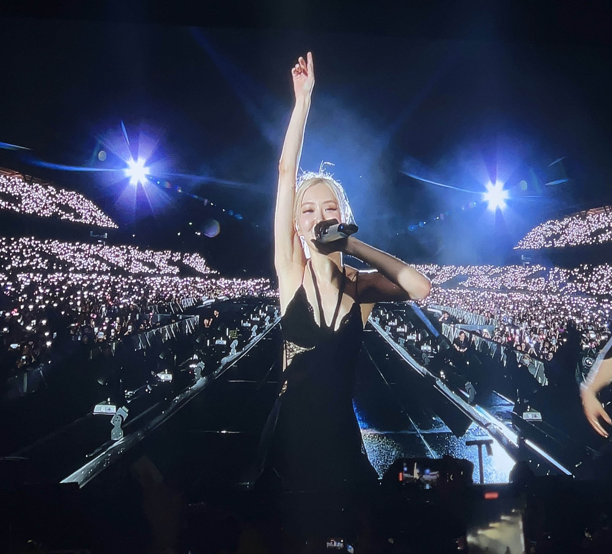 Ros&eacute; - main vocal (h&aacute;t ch&iacute;nh) đ&atilde; mang tới 3 ca kh&uacute;c Gone, On The Ground v&agrave; Hard To Love cho cả 2 đ&ecirc;m diễn.