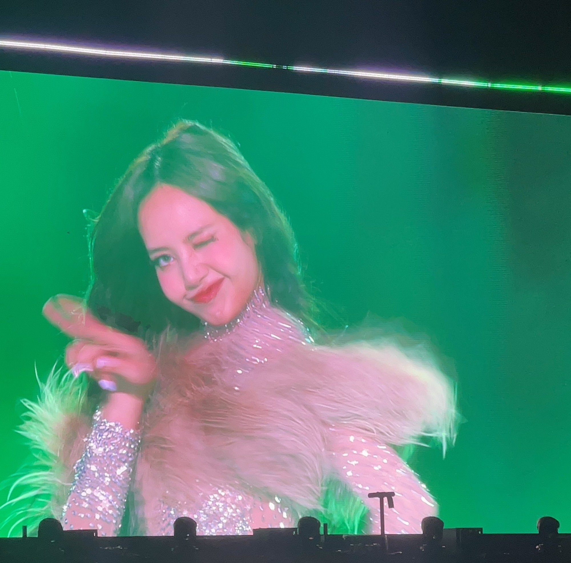 Mặc d&ugrave; l&agrave; nh&oacute;m nhạc đến từ H&agrave;n Quốc nhưng Lisa lại l&agrave; người Th&aacute;i Lan, c&ocirc; n&agrave;ng đảm nhận vị tr&iacute; main dance (nhảy ch&iacute;nh) của nh&oacute;m v&agrave; tr&igrave;nh diễn ca kh&uacute;c Money.