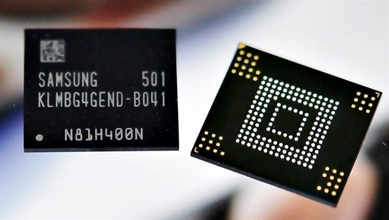 Chip NAND v&agrave; DRAM tr&ecirc;n ổ SSD của Samsung.