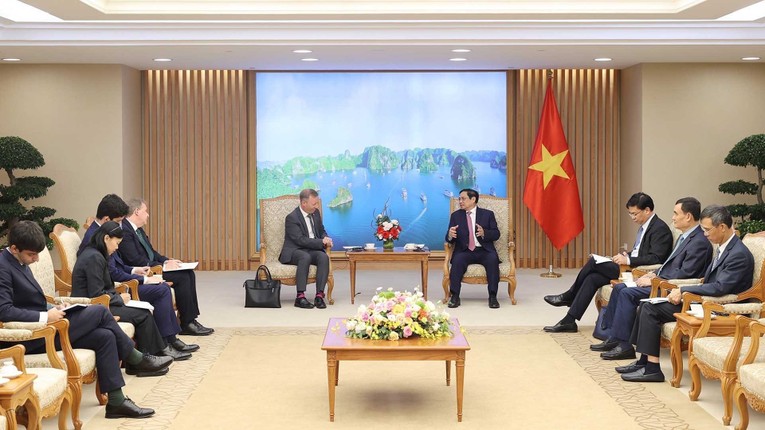 Buổi l&agrave;m việc giữa Thủ tướng Phạm Minh Ch&iacute;nh v&agrave; Đại sứ Li&ecirc;n hiệp Vương quốc Anh v&agrave; Bắc Ireland Gareth Ward. Ảnh: Bộ Ngoại giao.