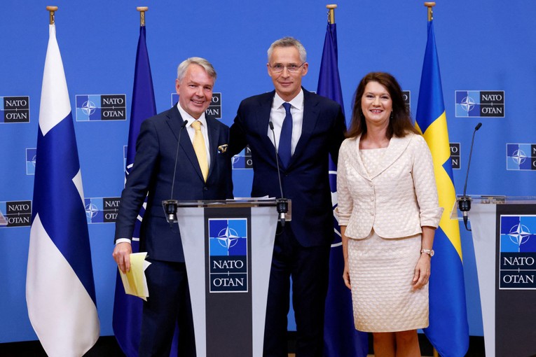 Ngoại trưởng Phần Lan Pekka Haavisto (b&ecirc;n tr&aacute;i), Tổng thư k&yacute; Nato Jens Stoltenberg (giữa) v&agrave; Ngoại trưởng Thụy Điển Ann Linde (b&ecirc;n phải), ng&agrave;y 5/7. Ảnh: Reuters