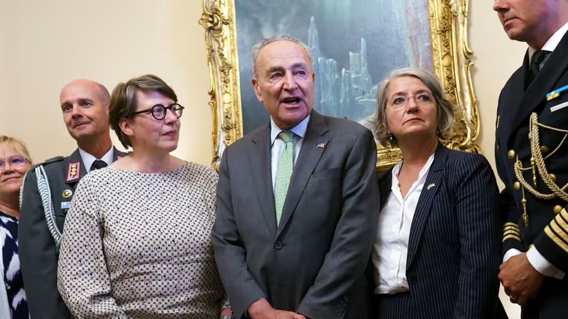 L&atilde;nh đạo phe đa số Thượng viện Chuck Schumer (giữa), Đại sứ Thụy Điển tại Mỹ Karin Ulrika (b&ecirc;n phải) v&agrave; cố vấn từ Đại sứ qu&aacute;n Phần Lan Paivi Nevala (b&ecirc;n tr&aacute;i). Ảnh: AP