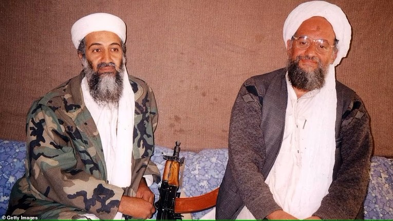 Osama bin Laden (b&ecirc;n tr&aacute;i) c&ugrave;ng Ayman al-Zawahiri. Ảnh: Getty Images