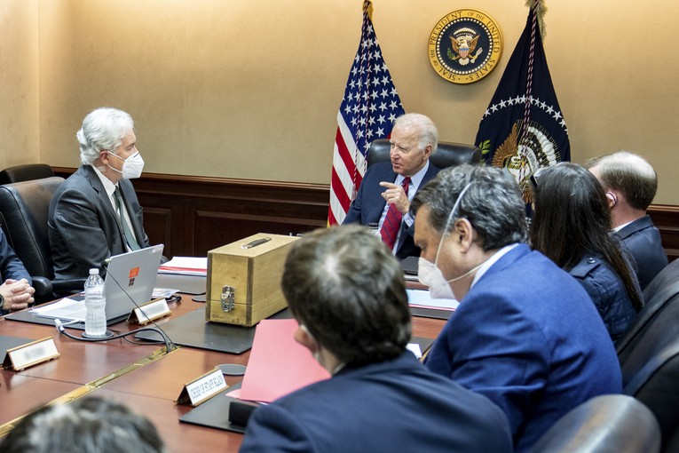 Tổng thống Mỹ Joe Biden nghe b&aacute;o c&aacute;o về chiến dịch tấn c&ocirc;ng tr&ugrave;m khủng bố Ayman al-Zawahiri trong Ph&ograve;ng t&igrave;nh huống ở Nh&agrave; Trắng. Ảnh: AP