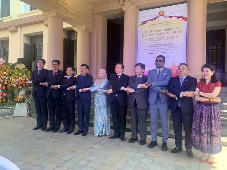 Đại diện Đại sứ qu&aacute;n c&aacute;c nước th&agrave;nh vi&ecirc;n ASEAN thể hiện t&igrave;nh hữu nghị, hợp t&aacute;c sau khi cắt băng khai mạc Triển l&atilde;m.