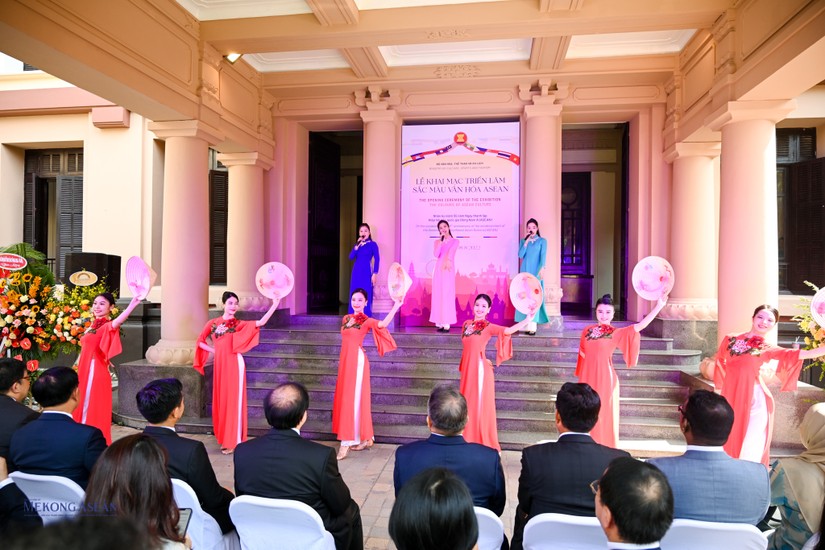 Biểu diễn khai mạc Triển l&atilde;m Sắc m&agrave;u văn h&oacute;a ASEAN. Ảnh: Qu&aacute;ch Sơn