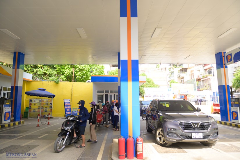 Ch&iacute;nh thức giảm 10% thuế nhập khẩu ưu đ&atilde;i mặt h&agrave;ng xăng. Ảnh: Qu&aacute;ch Sơn.