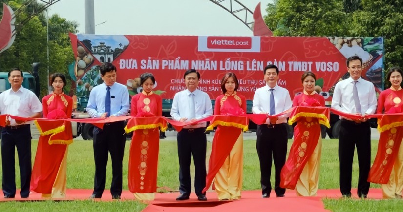 Bộ trưởng C&ocirc;ng Thương Nguyễn Hồng Di&ecirc;n v&agrave; Bộ trưởng NN&amp;amp;amp;PTNT L&ecirc; Minh Hoan c&ugrave;ng c&aacute;c l&atilde;nh đạo tỉnh, c&aacute;c đơn vị li&ecirc;n quan cắt băng khởi động Chương tr&igrave;nh đưa Nh&atilde;n lồng Hưng Y&ecirc;n l&ecirc;n s&agrave;n thương mại điện tử năm 2022.