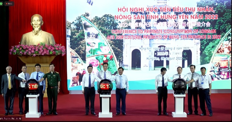 Bộ trưởng C&ocirc;ng Thương Nguyễn Hồng Di&ecirc;n v&agrave; Bộ trưởng NN&amp;amp;amp;amp;PTNT L&ecirc; Minh Hoan c&ugrave;ng c&aacute;c l&atilde;nh đạo tỉnh, c&aacute;c đơn vị li&ecirc;n quan thực hiện nghi lễ khởi động x&uacute;c tiến ti&ecirc;u thụ nh&atilde;n v&agrave; n&ocirc;ng sản Hưng Y&ecirc;n m&ugrave;a vụ 2022.