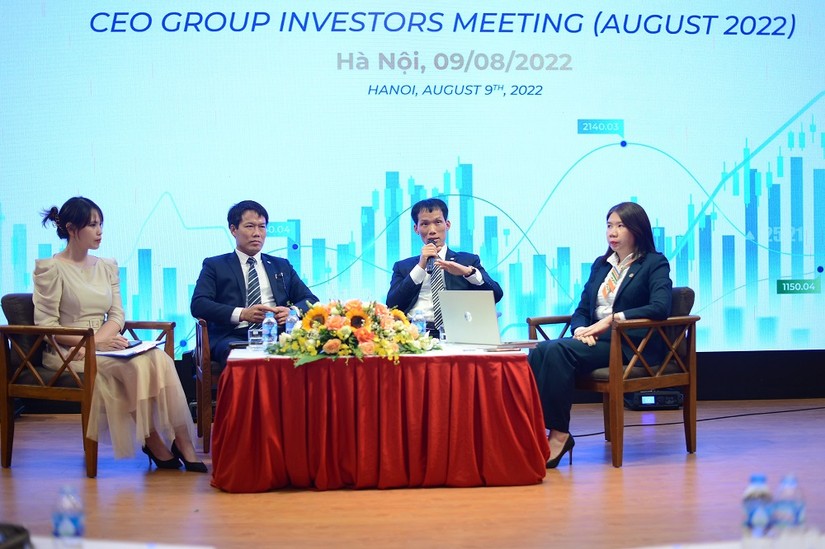 Ban l&atilde;nh đạo CEO Group chia sẻ t&igrave;nh h&igrave;nh doanh nghiệp với nh&agrave; đầu tư.