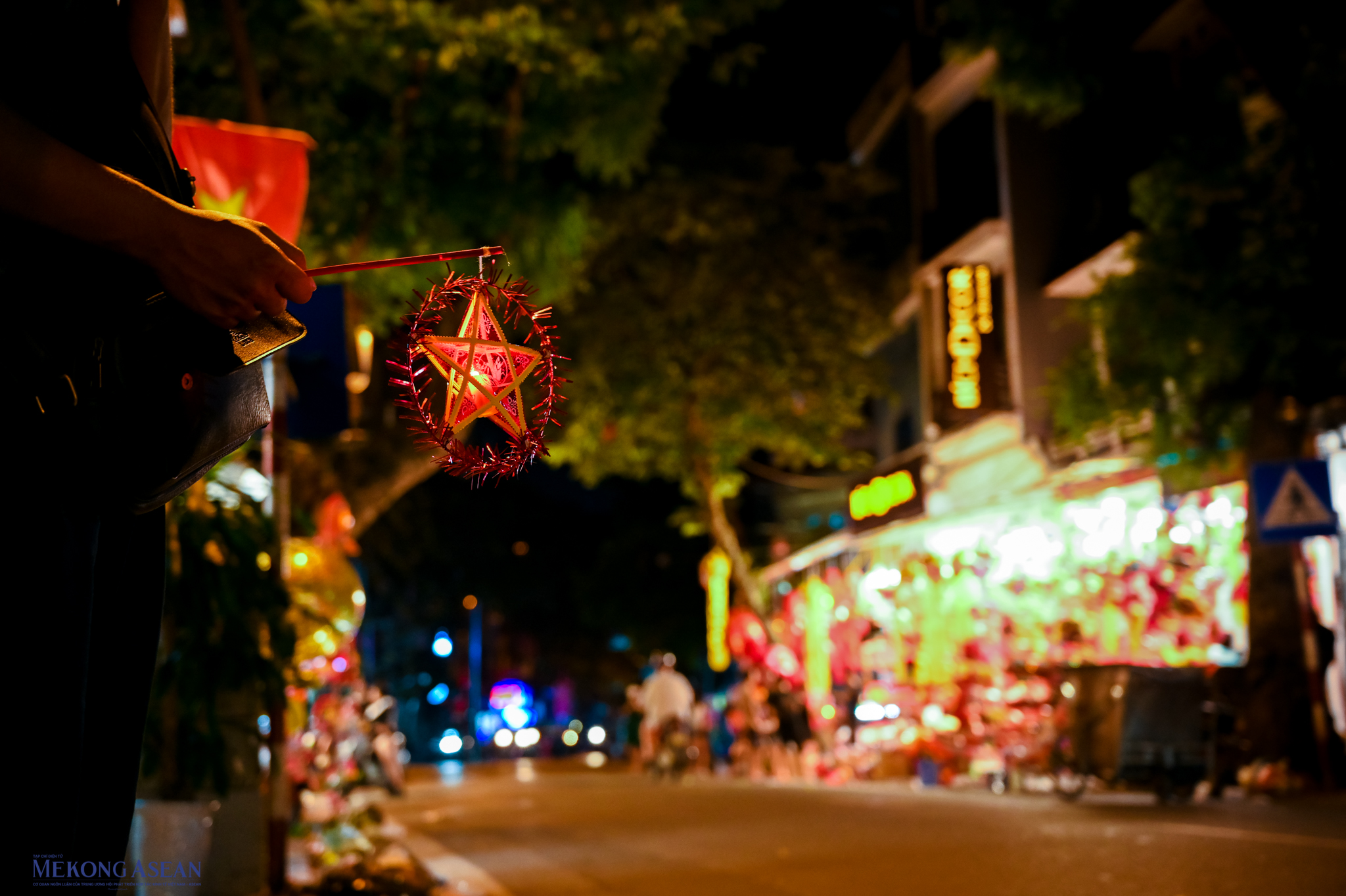 H&agrave; Nội: Phố x&aacute; lung linh l&ecirc;n đ&egrave;n đ&oacute;n Trung thu sớm