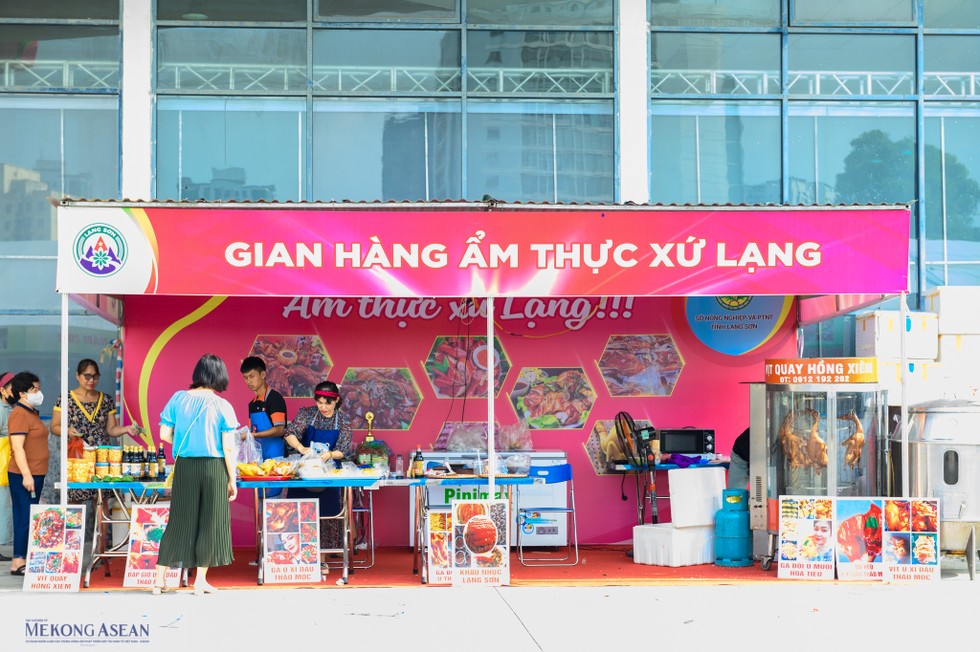 Những m&oacute;n ẩm thực nổi tiếng của Lạng Sơn như vịt quay, lợn quay, kh&acirc;u nhục,... cũng được b&agrave;y b&aacute;n sẵn s&agrave;ng cho du kh&aacute;ch trải nghiệm.