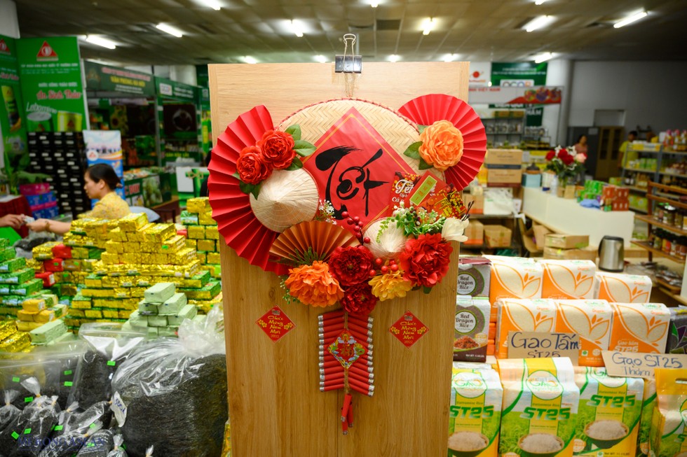 Phi&ecirc;n chợ diễn ra đến ng&agrave;y 16/8, cũng l&agrave; dịp để c&aacute;c địa phương, doanh nghiệp trao đổi kinh nghiệm, mở rộng quan hệ hợp t&aacute;c, x&uacute;c tiến thương mại v&agrave; thu h&uacute;t đầu tư v&agrave;o c&aacute;c lĩnh vực c&oacute; thế mạnh của doanh nghiệp v&agrave; địa phương hướng tới Tết Nguy&ecirc;n đ&aacute;n Qu&yacute; M&atilde;o (2023).