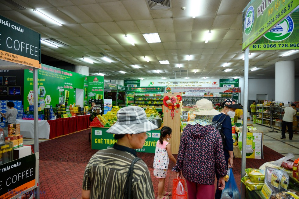 Sự đa dạng, phong ph&uacute; về c&aacute;c mặt h&agrave;ng thu h&uacute;t kh&aacute;ch h&agrave;ng tới mua sắm.