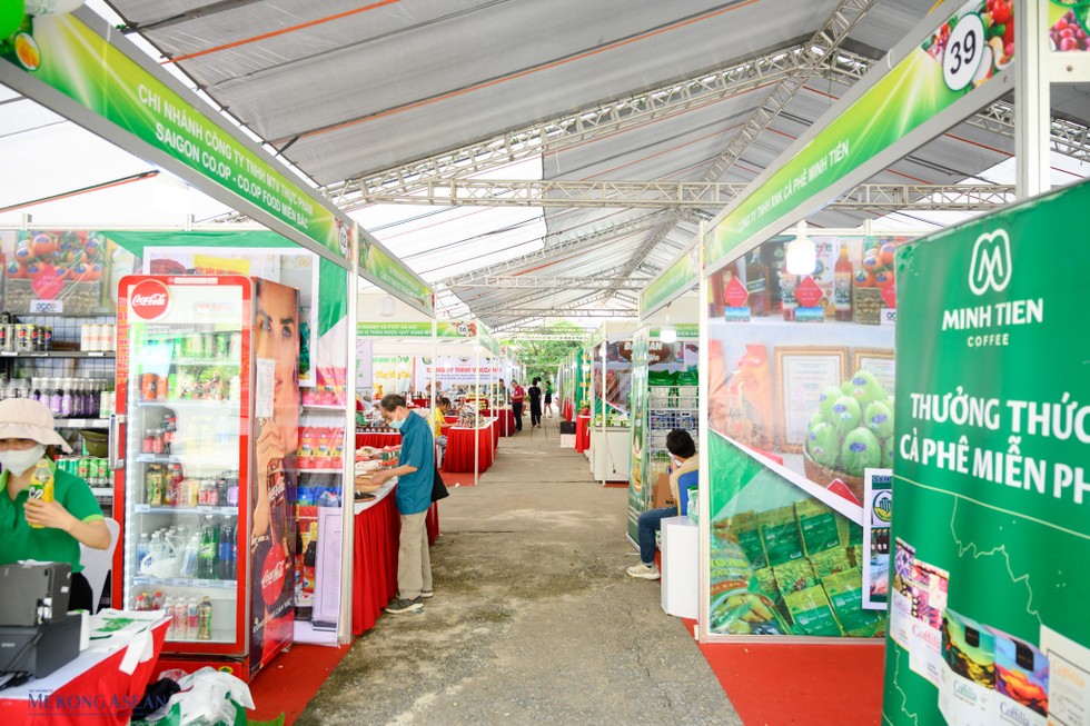 Phi&ecirc;n chợ n&ocirc;ng sản, đặc sản c&oacute; sự tham gia của 150 gian h&agrave;ng, đa dạng về mặt h&agrave;ng từ n&ocirc;ng l&acirc;m thủy hải sản, h&agrave;ng ti&ecirc;u d&ugrave;ng cho đến lương thực, thực phẩm...