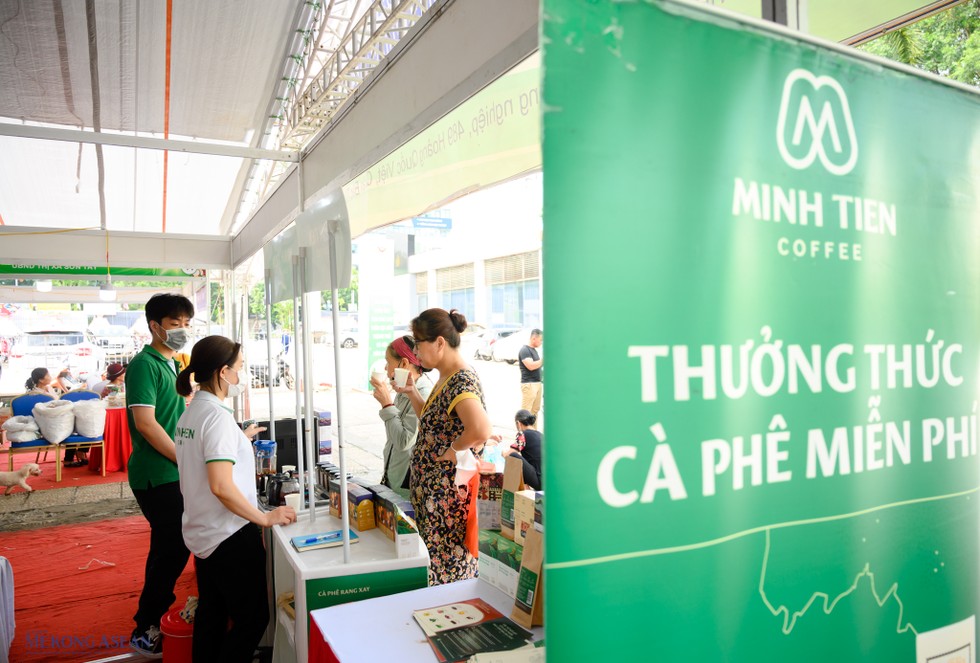 Du kh&aacute;ch thưởng thức c&agrave; ph&ecirc; miễn ph&iacute; tại Minh Tiến coffee