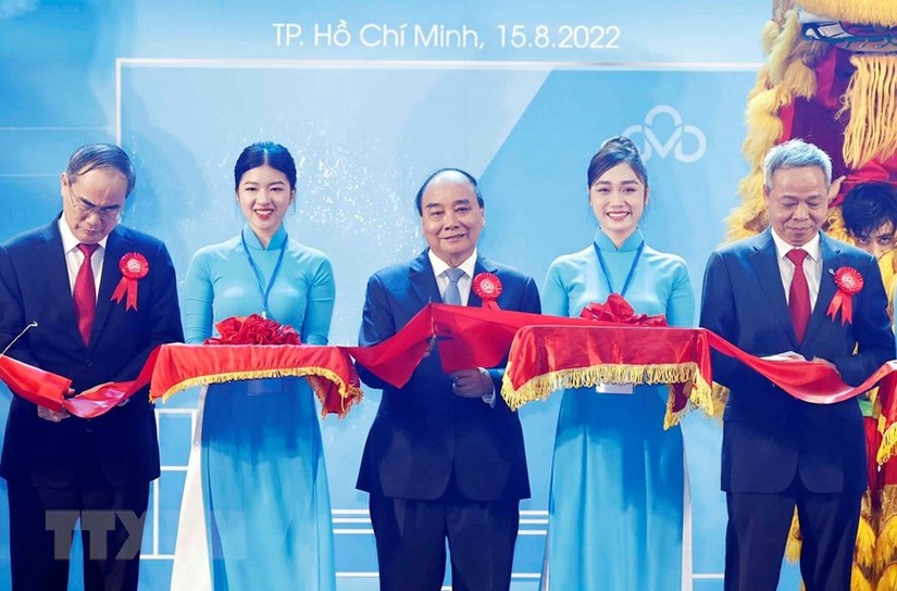 Chủ tịch nước Nguyễn Xu&acirc;n Ph&uacute;c cắt băng kh&aacute;nh th&agrave;nh Trung t&acirc;m dữ liệu CMC T&acirc;n Thuận. Ảnh: TTXVN