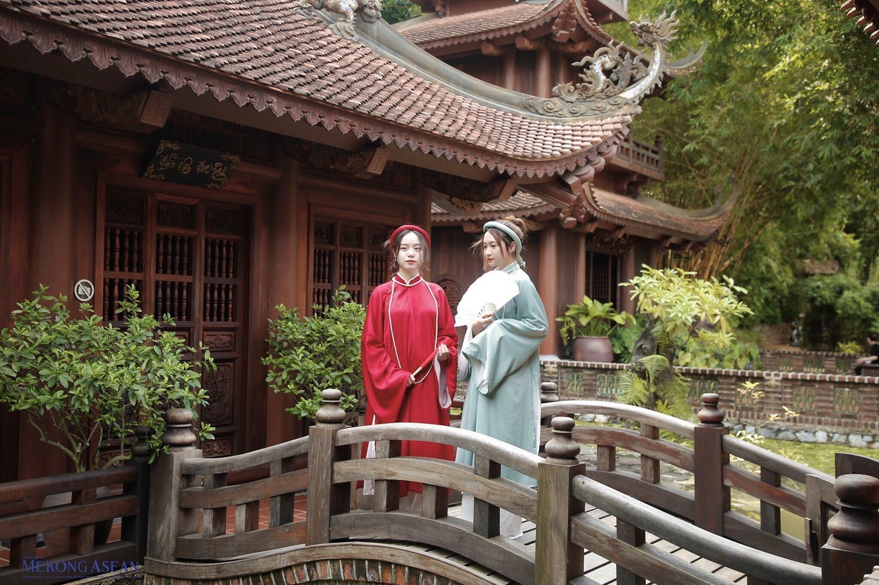 C&aacute;c bạn trẻ mặc cổ phục chụp ảnh lưu niệm tại ch&ugrave;a.