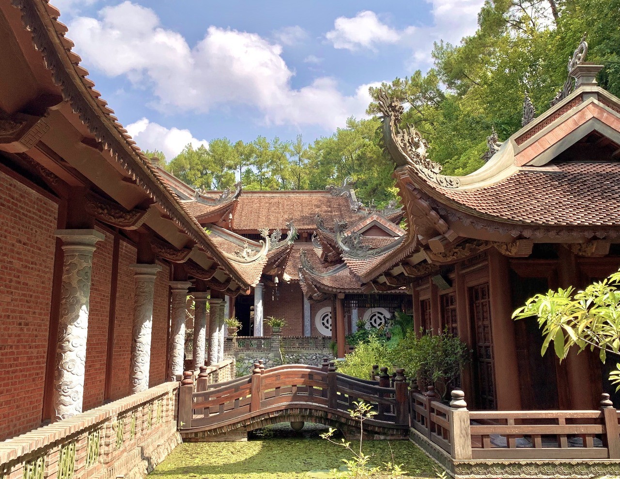 Những đầu đao cong v&uacute;t đặc trưng của ch&ugrave;a Việt Nam trong Địa Tạng Phi Lai Tự.