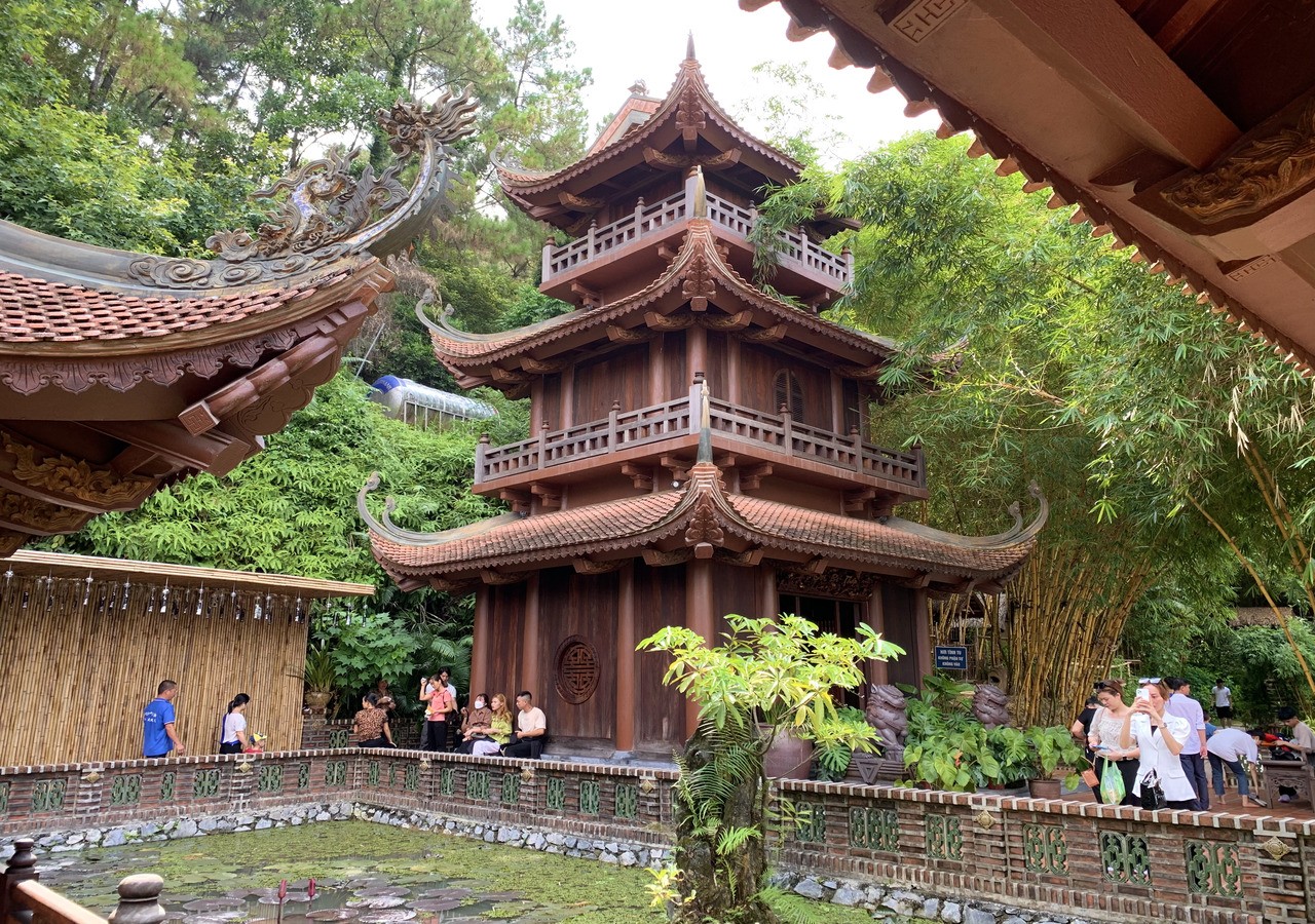 Du kh&aacute;ch v&atilde;n cảnh ch&ugrave;a.