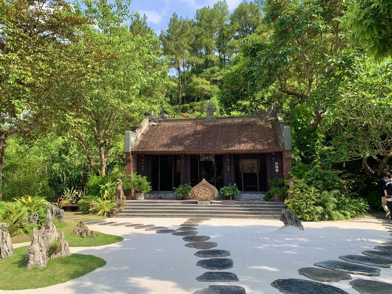 Nền sỏi trắng đặc biệt tại ch&ugrave;a Địa Tạng.