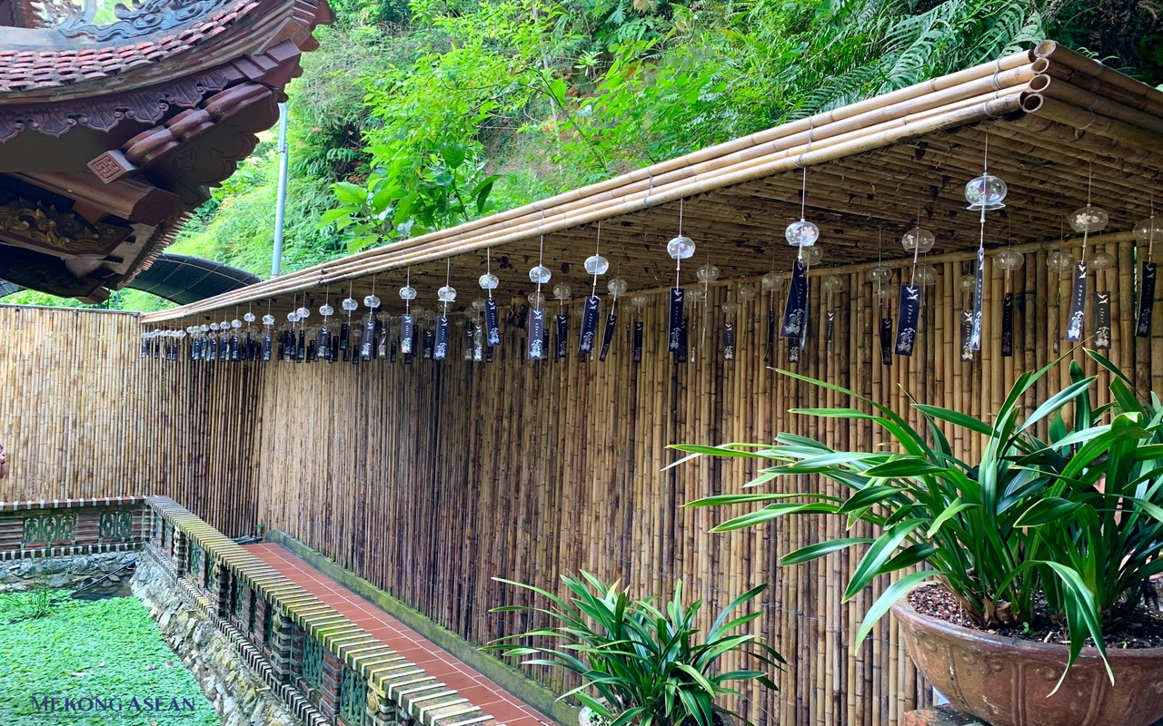 H&agrave;nh lang chu&ocirc;ng gi&oacute; tại ch&ugrave;a Địa Tạng.