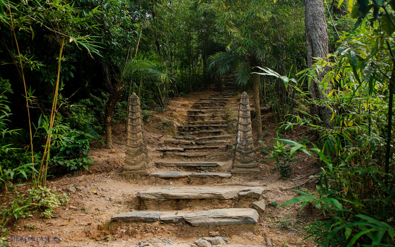 Đường l&ecirc;n đỉnh n&uacute;i sau ch&ugrave;a Địa Tạng Phi Lai Tự, nơi du kh&aacute;ch kh&oacute; c&oacute; thể kh&aacute;m ph&aacute; hết trong một ng&agrave;y.