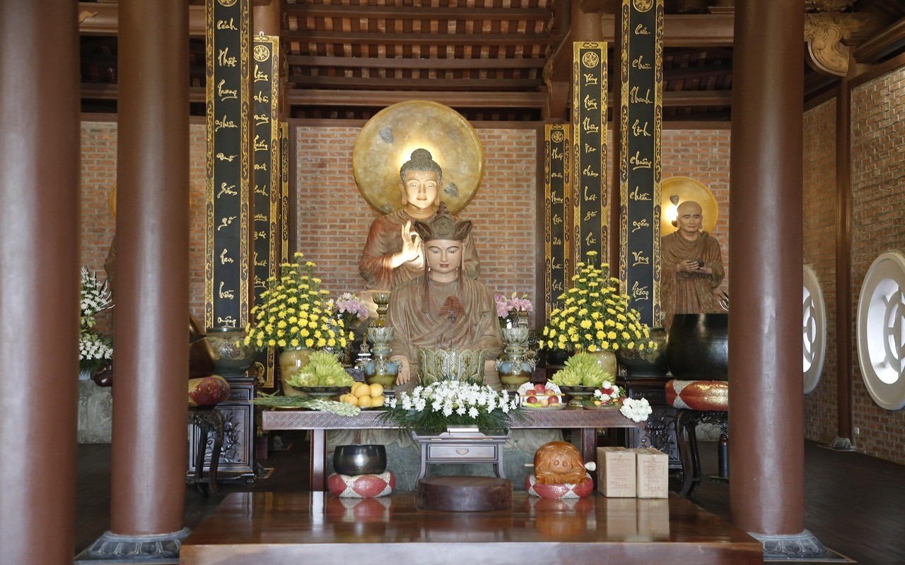 Kiến tr&uacute;c mang đậm n&eacute;t Phật gi&aacute;o với thiết kế T&ograve;a Tam Bảo ở giữa. Đ&acirc;y l&agrave; c&ocirc;ng tr&igrave;nh lớn nhất trong bố cục ch&ugrave;a v&agrave; l&agrave; nơi thờ tượng Đức Địa Tạng.