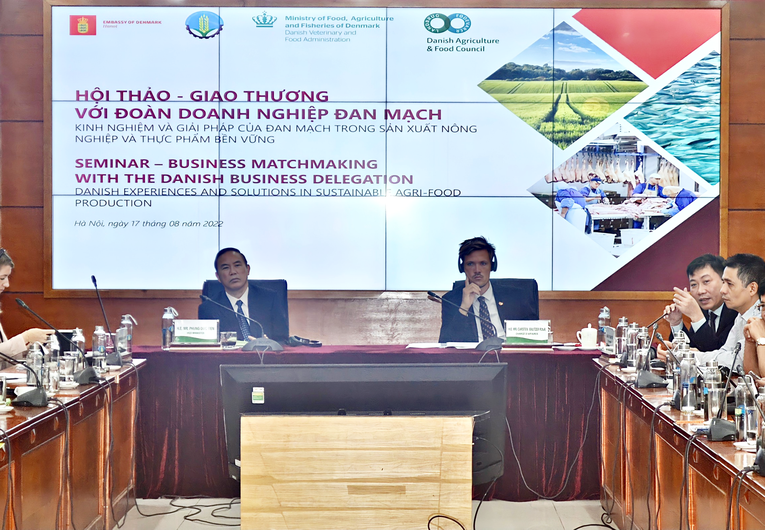 Thứ trưởng NN&amp;amp;amp;amp;PTNT Ph&ugrave;ng Đức Tiến (tr&aacute;i) v&agrave; &ocirc;ng Carsten Baltzer Rode, Đại biện l&acirc;m thời Đại sứ qu&aacute;n Đan Mạch.