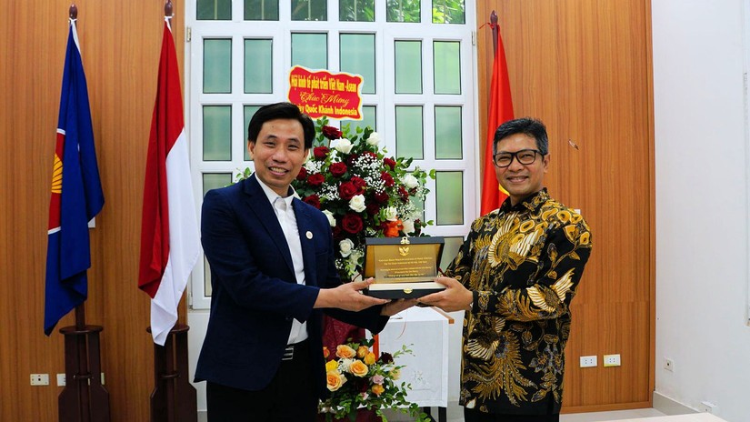 &Ocirc;ng Nguyễn Thanh Ho&agrave;n &ndash; Ph&oacute; Chủ tịch VASEAN nhận qu&agrave; lưu niệm từ Đại sứ Indonesia Denny Abdi. Ảnh: Đinh Nhung