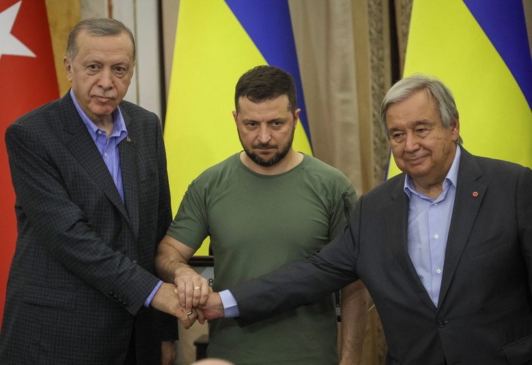 Tổng thống Ukraine Volodymyr Zelensky, Tổng thống Thổ Nhĩ Kỳ Tayyip Erdogan v&agrave; Tổng thư k&yacute; Li&ecirc;n Hợp Quốc Antonio Guterres bắt tay sau cuộc họp b&aacute;o chung sau cuộc họp của họ ở Lviv, Ukraine ng&agrave;y 18/8/2022. Ảnh: Reuters