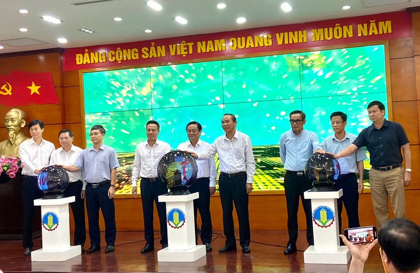 Lễ ph&aacute;t động Chuyển đổi số N&ocirc;ng nghiệp v&agrave; Ph&aacute;t triển n&ocirc;ng th&ocirc;n, triển khai Hệ thống th&ocirc;ng tin, cơ sở dữ liệu cấp, quản l&yacute; m&atilde; số v&ugrave;ng trồng, ng&agrave;y 19/8. Ảnh: Phương Thảo.