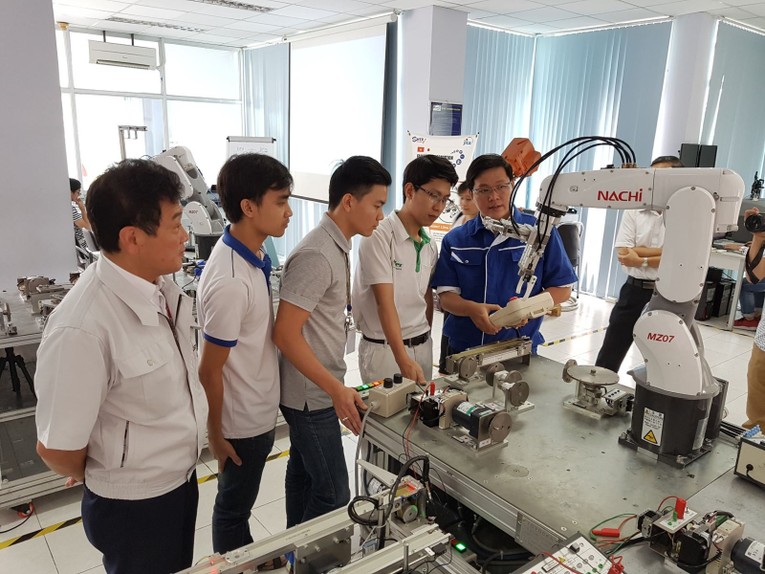 Cần c&oacute; sự kết nối gần giữa doanh nghiệp với c&aacute;c cơ sở đạo tạo để tạo đầu ra cho sinh vi&ecirc;n.