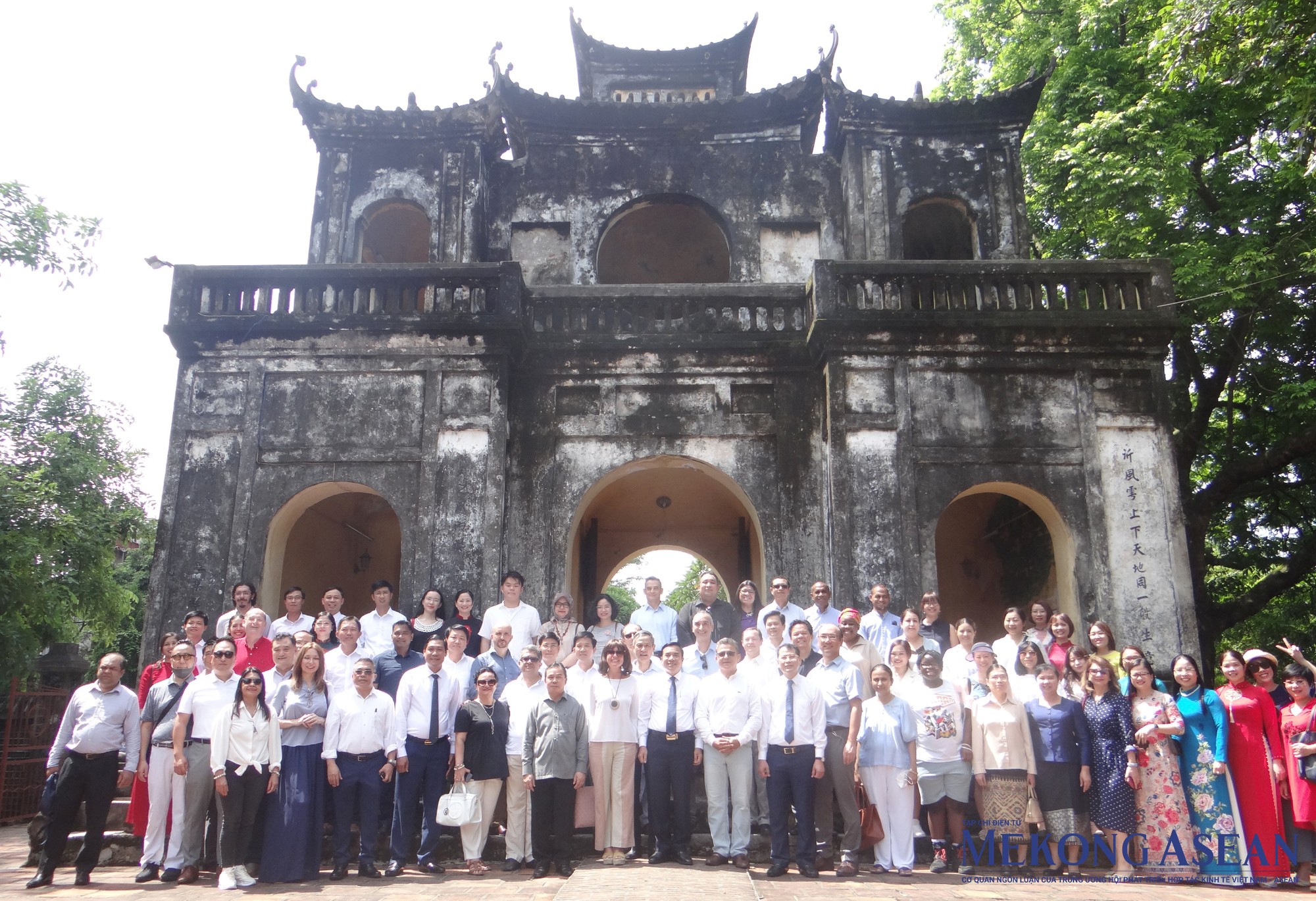 L&atilde;nh đạo th&agrave;nh phố Hưng Y&ecirc;n c&ugrave;ng đo&agrave;n Bộ Ngoại giao, đại sứ nước ngo&agrave;i tham quan Văn miếu X&iacute;ch Đằng.