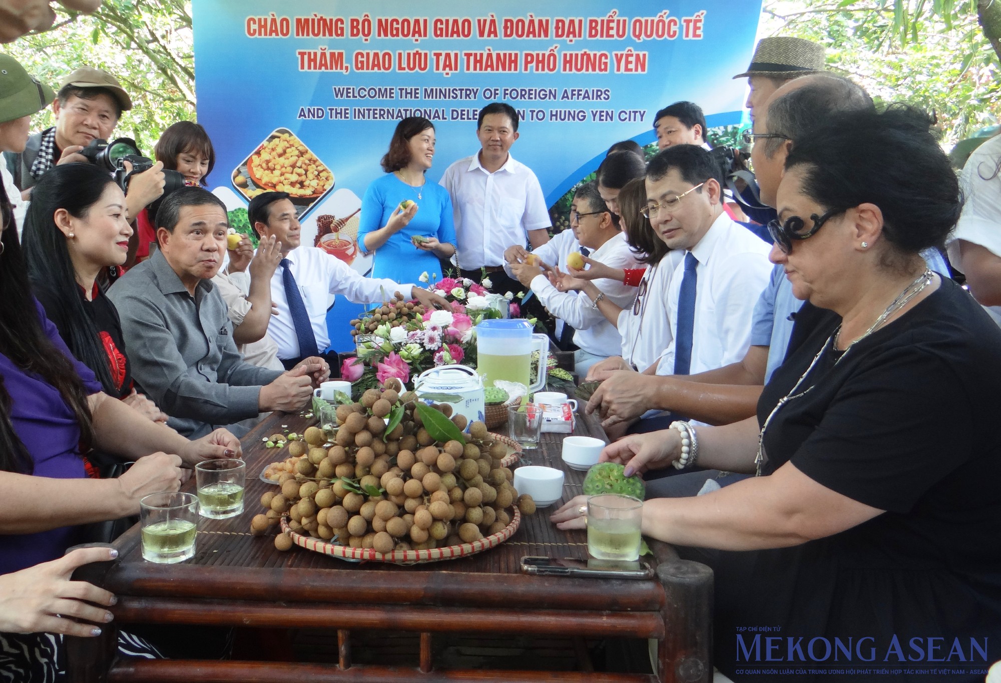 C&aacute;c nh&agrave; ngoại giao thưởng thức nh&atilde;n quả tươi v&agrave; c&aacute;c sản phẩm từ nh&atilde;n