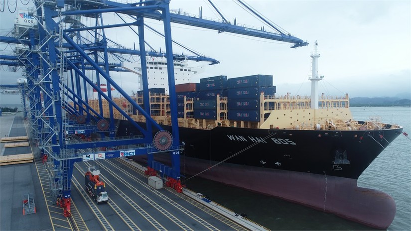 Tiếp nhận t&agrave;u container trọng tải đến 145.000 DWT giảm tải v&agrave;o T&acirc;n Cảng Hải Ph&ograve;ng. Nguồn: HICT.