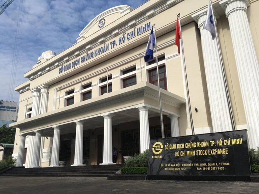 C&ocirc;ng ty mẹ HoSE v&agrave; HNX b&aacute;o l&atilde;i nửa đầu năm bằng gần cả năm 2021