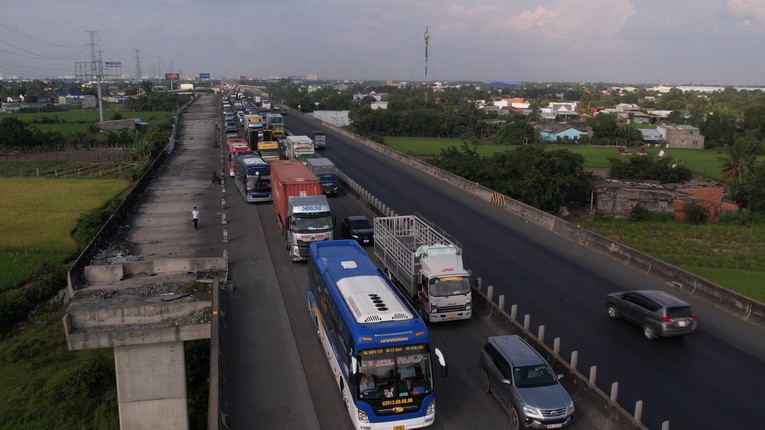 &Ugrave;n tắc giao th&ocirc;ng diễn ra thường xuy&ecirc;n tại tuyến cao tốc TP HCM - Trung Lương.