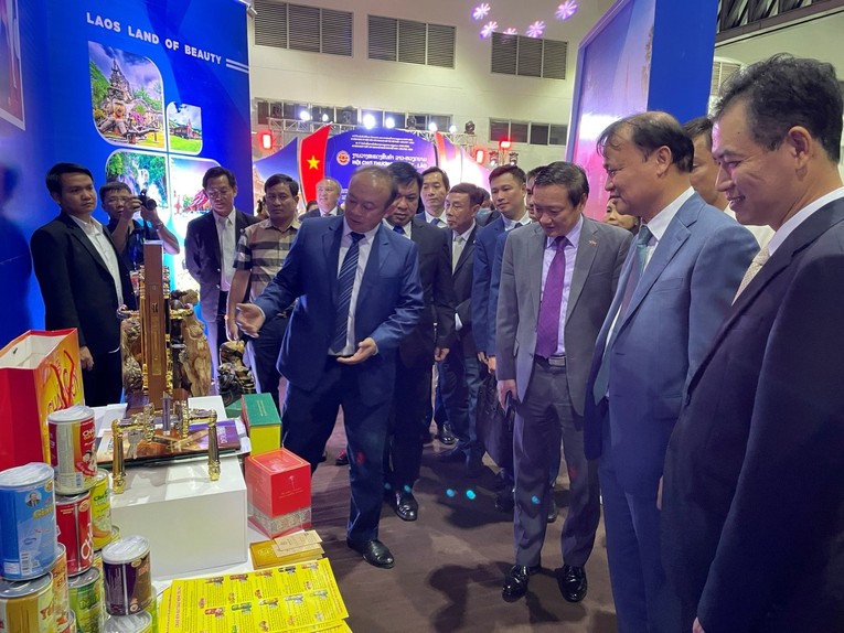 L&atilde;nh đạo hai nước đi tham quan c&aacute;c gian h&agrave;ng tại hội chợ