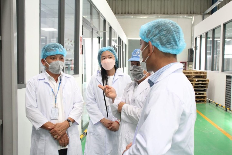 Đo&agrave;n VK Mart thăm quan nh&agrave; m&aacute;y sản xuất của B&ocirc;ng Bạch Tuyết.