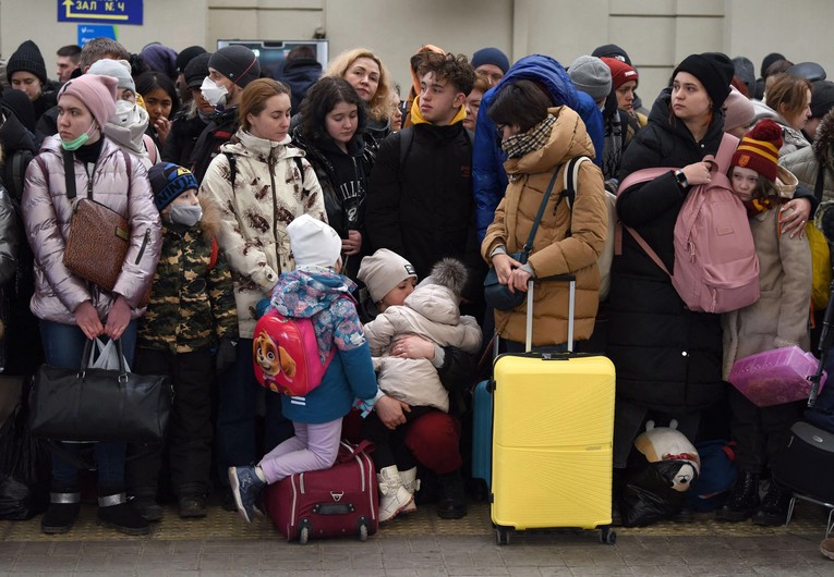 Người d&acirc;n Ukraine mang theo h&agrave;nh l&yacute; sơ t&aacute;n khỏi c&aacute;c v&ugrave;ng chiến sự. Ảnh: AFP