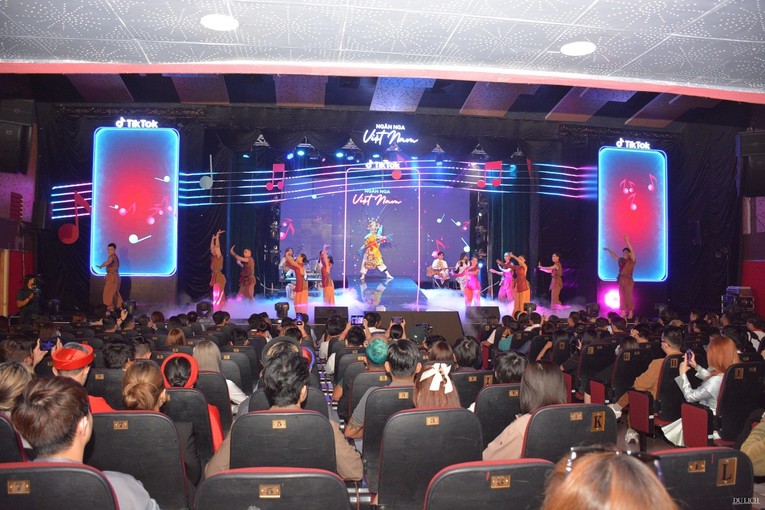 Chương tr&igrave;nh biểu diễn ca nhạc tại lễ ra mắt.