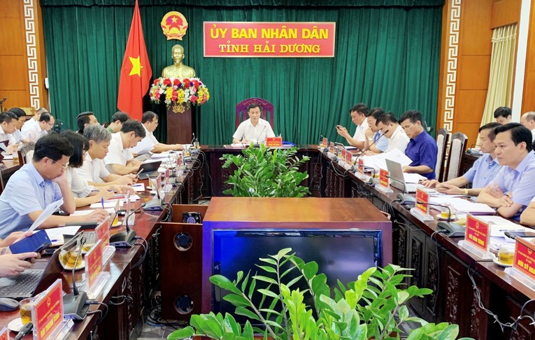 Chủ tịch UBND tỉnh Hải Dương Triệu Thế H&ugrave;ng chủ tr&igrave; phi&ecirc;n họp.