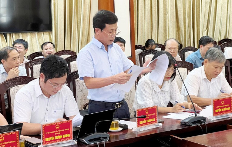 Gi&aacute;m đốc Sở X&acirc;y dựng tỉnh Hải Dương Nguyễn Văn Đo&agrave;n b&aacute;o c&aacute;o tại phi&ecirc;n họp.