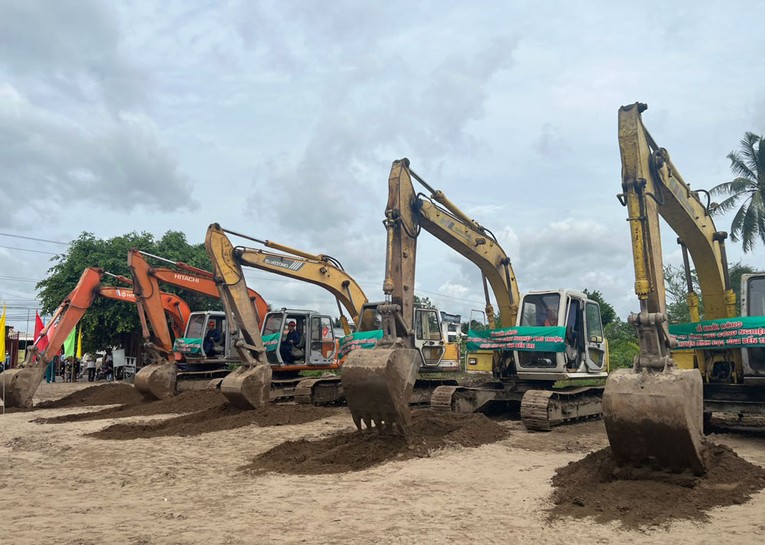 Khởi c&ocirc;ng x&acirc;y dựng hạ tầng Khu c&ocirc;ng nghiệp Ph&uacute; Thuận. Ảnh: Cổng th&ocirc;ng tin điện tử tỉnh Bến Tre